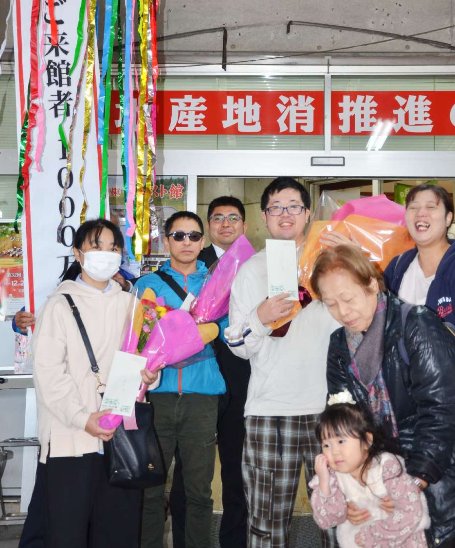 チェスト館１０００万人目の来館者となった平野幸一さん家族＝日置市伊集院