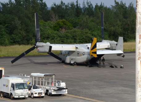 奄美空港に駐機する米軍輸送機ＣＭＶ２２オスプレイ