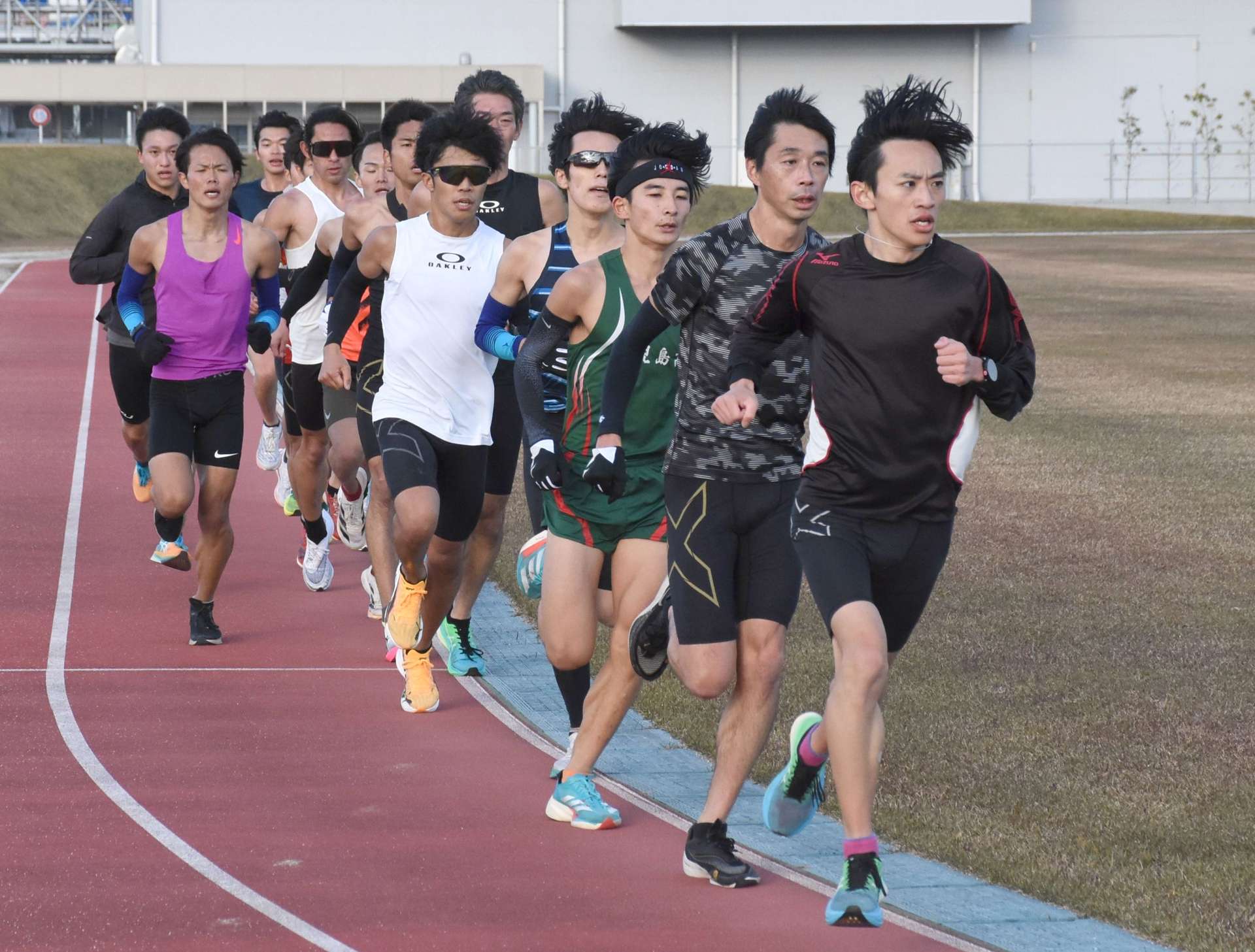 １キロ３分１０秒ペースでの５０００メートル走に挑む姶良チームの選手たち＝霧島市の京セラグラウンド
