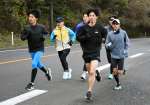 合宿で長距離走に取り組む曽於チーム＝１４日、串間市
