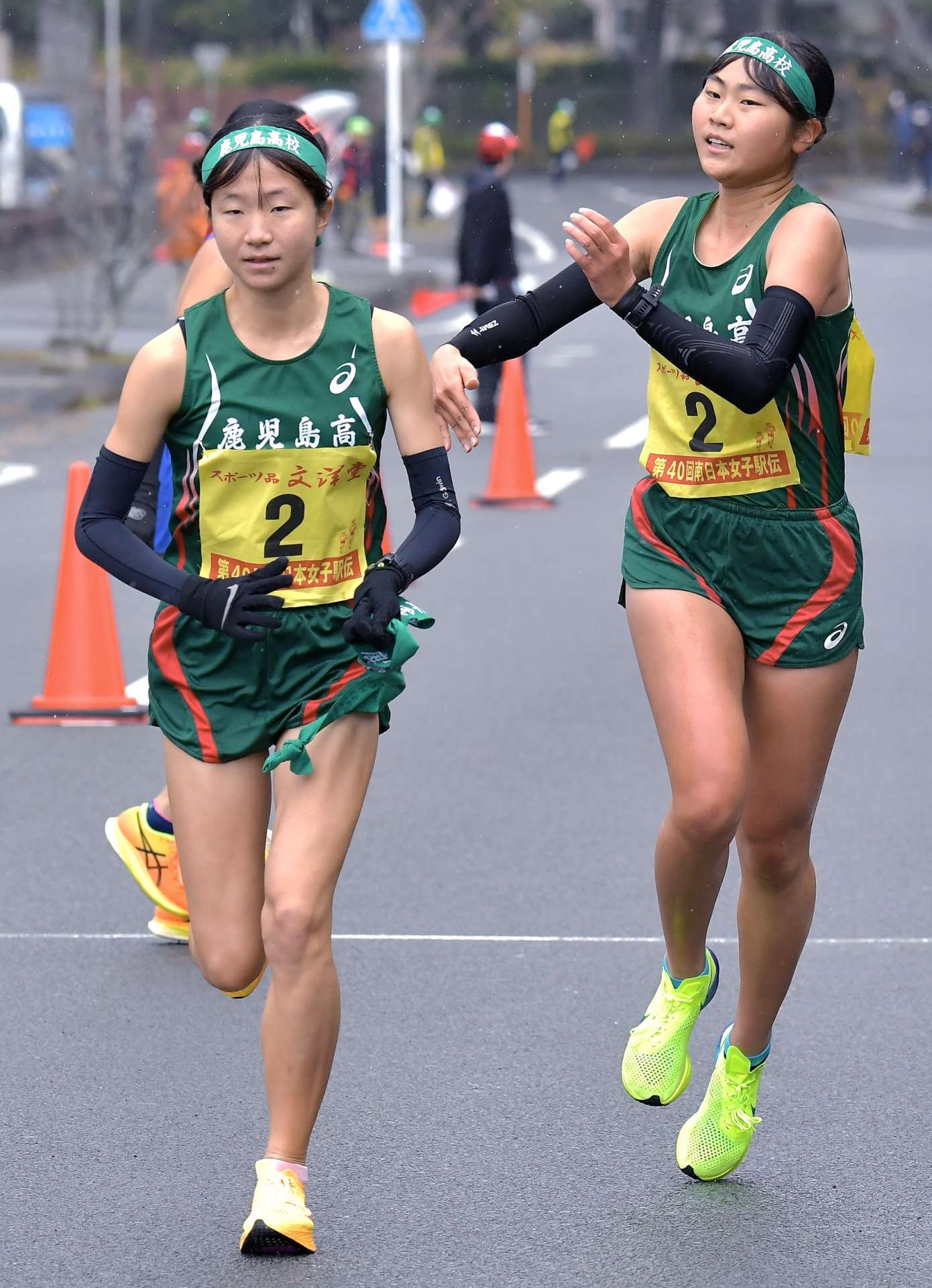 第４中継所、鹿児島高の小坂元（右）が平野愛にたすきリレー＝南さつま市