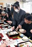 料理を振る舞う生徒＝出水市の野田女子高校