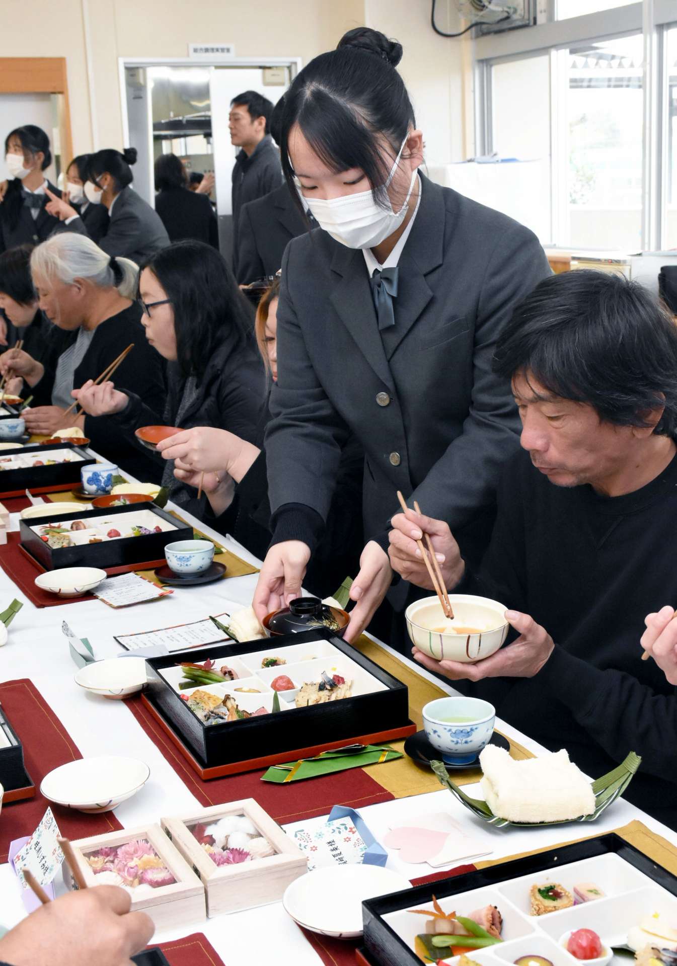 料理を振る舞う生徒＝出水市の野田女子高校