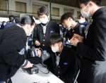 脈の音を確認する中学生＝さつま町虎居