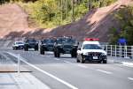 テロなどを想定した訓練で、パトカーに誘導される自衛隊車両＝１６日、薩摩川内市久見崎町
