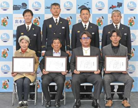 海中の女性を救助し感謝状を贈られた４人（前列）＝出水市消防本部