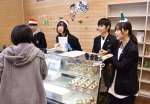 自作のケーキを販売する高校生＝いちき串木野市の神村学園