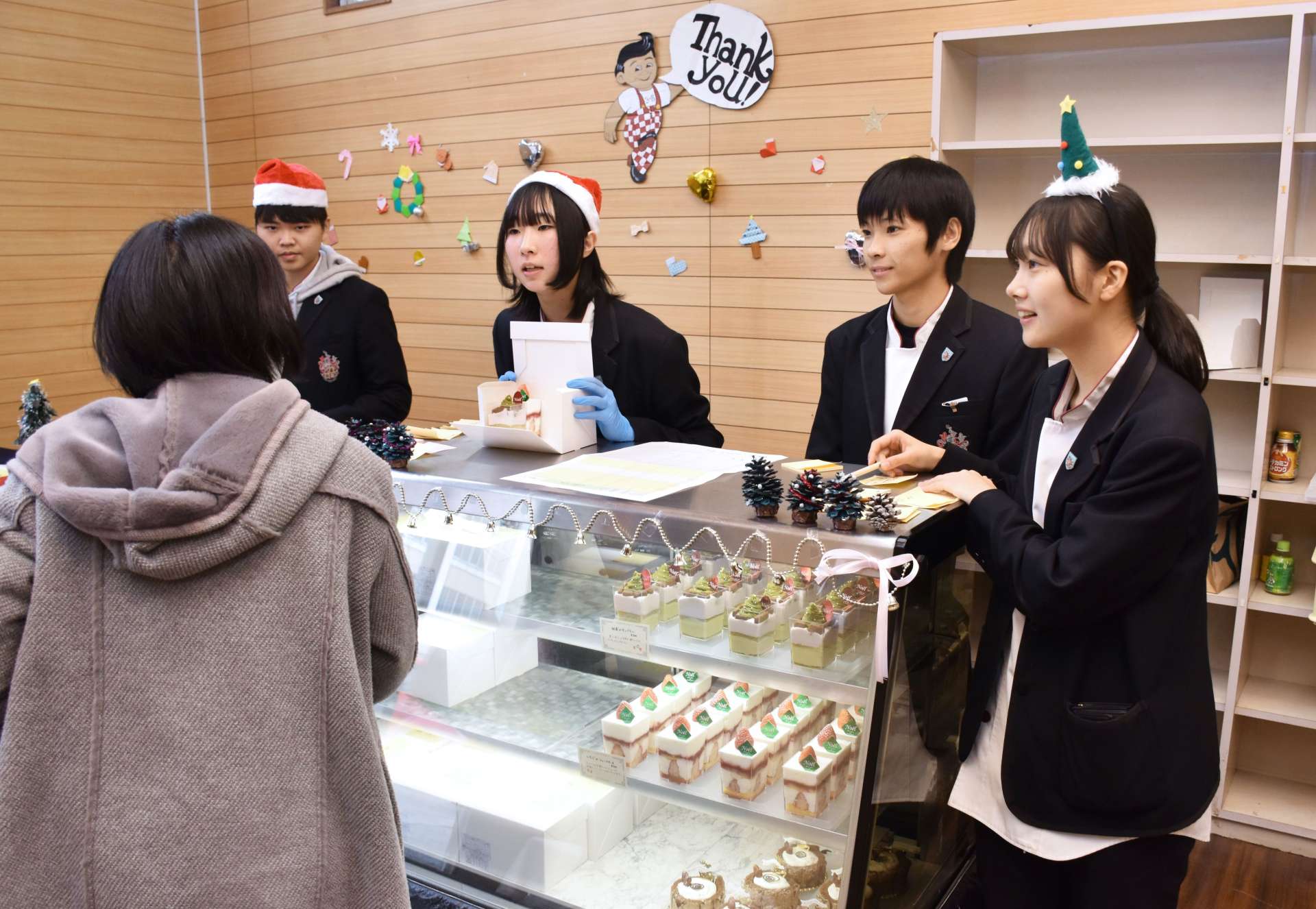 自作のケーキを販売する高校生＝いちき串木野市の神村学園
