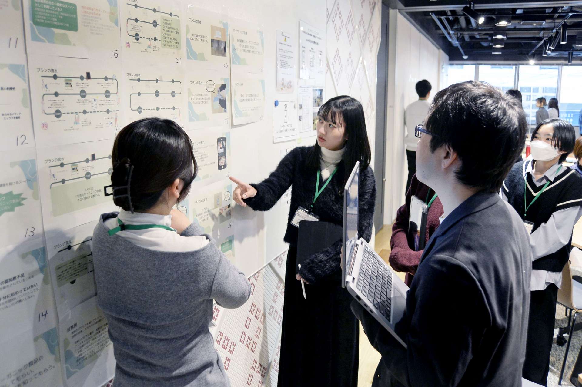 課題解決策について話し合う大学生や事業者ら＝鹿児島市のマークメイザン