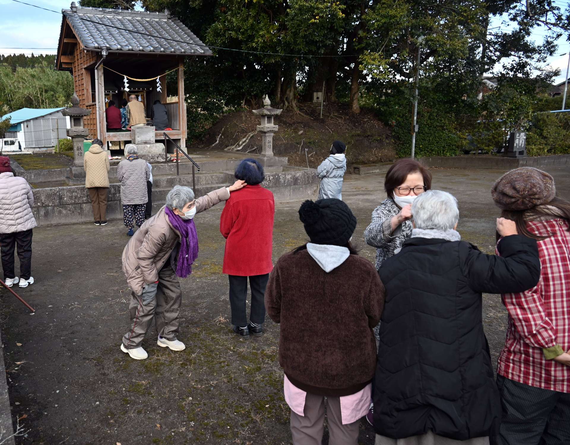 髪を引っ張り神を引き寄せる峯苫集落の氏神祭り＝１６日、南九州市知覧町西元