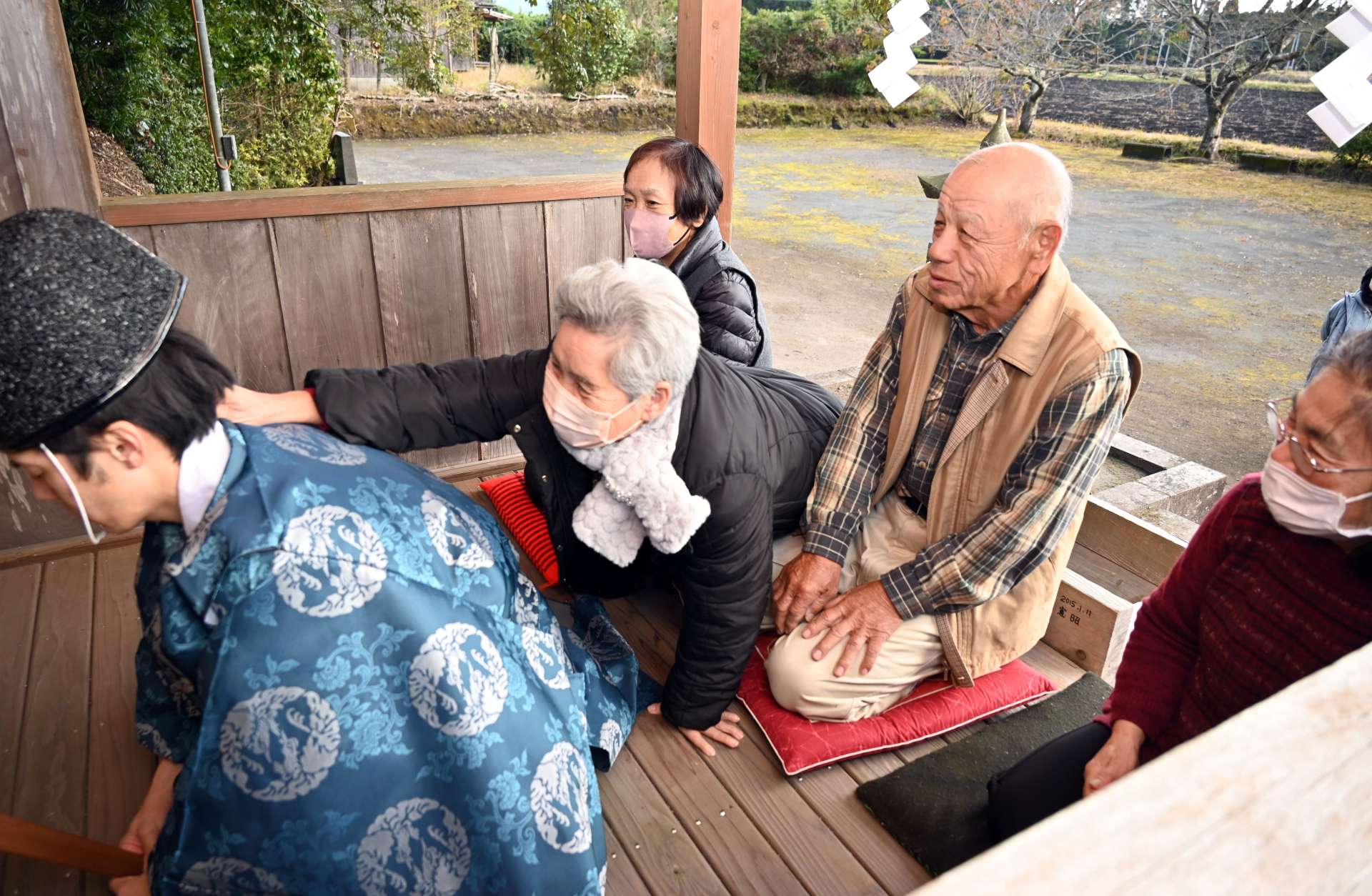 髪を引っ張り神を引き寄せる峯苫集落の氏神祭り＝１６日、南九州市知覧町西元