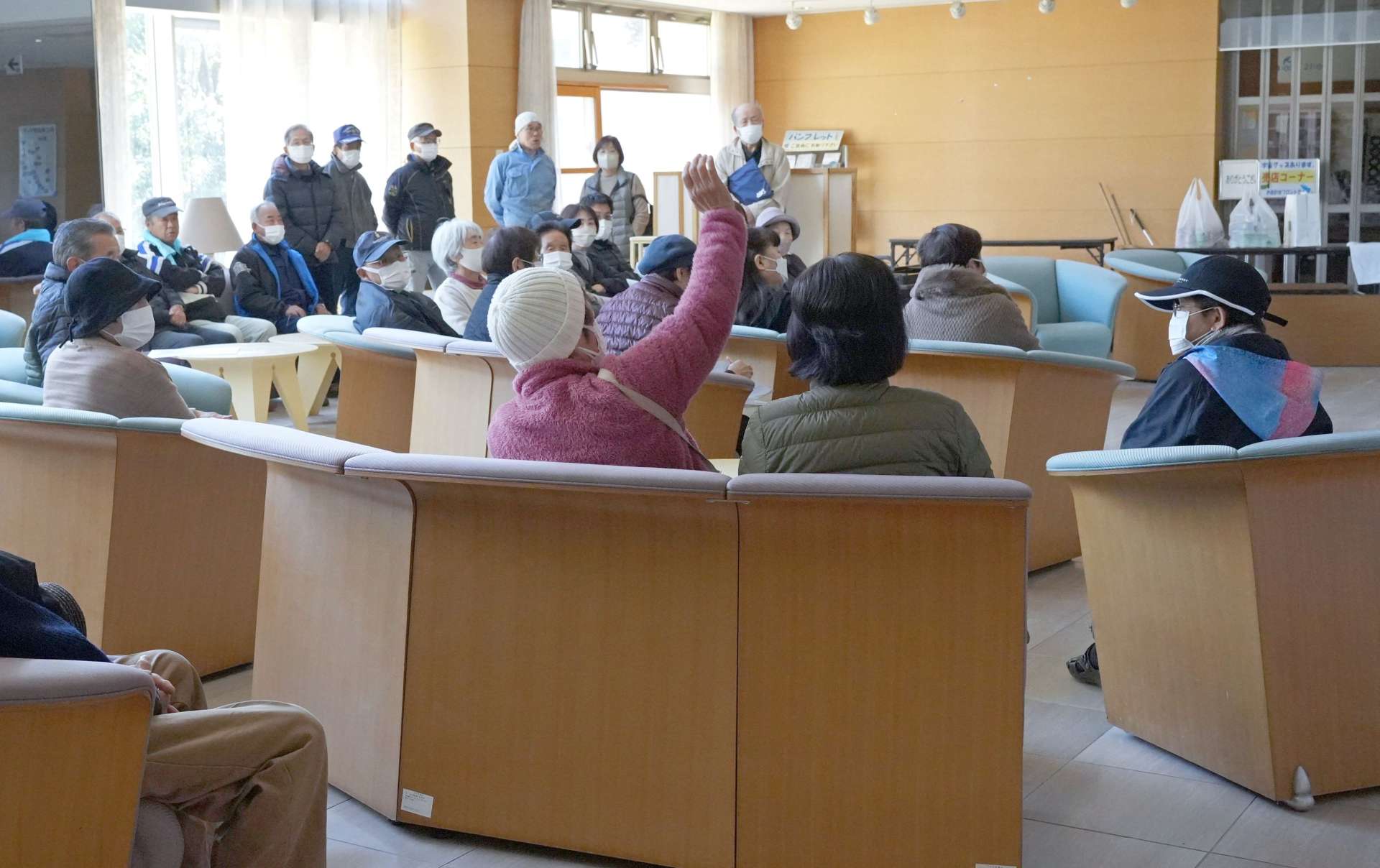 コスモピア内之浦の存続について意見を交わす地域住民＝１５日、肝付町南方のコスモピア内之浦