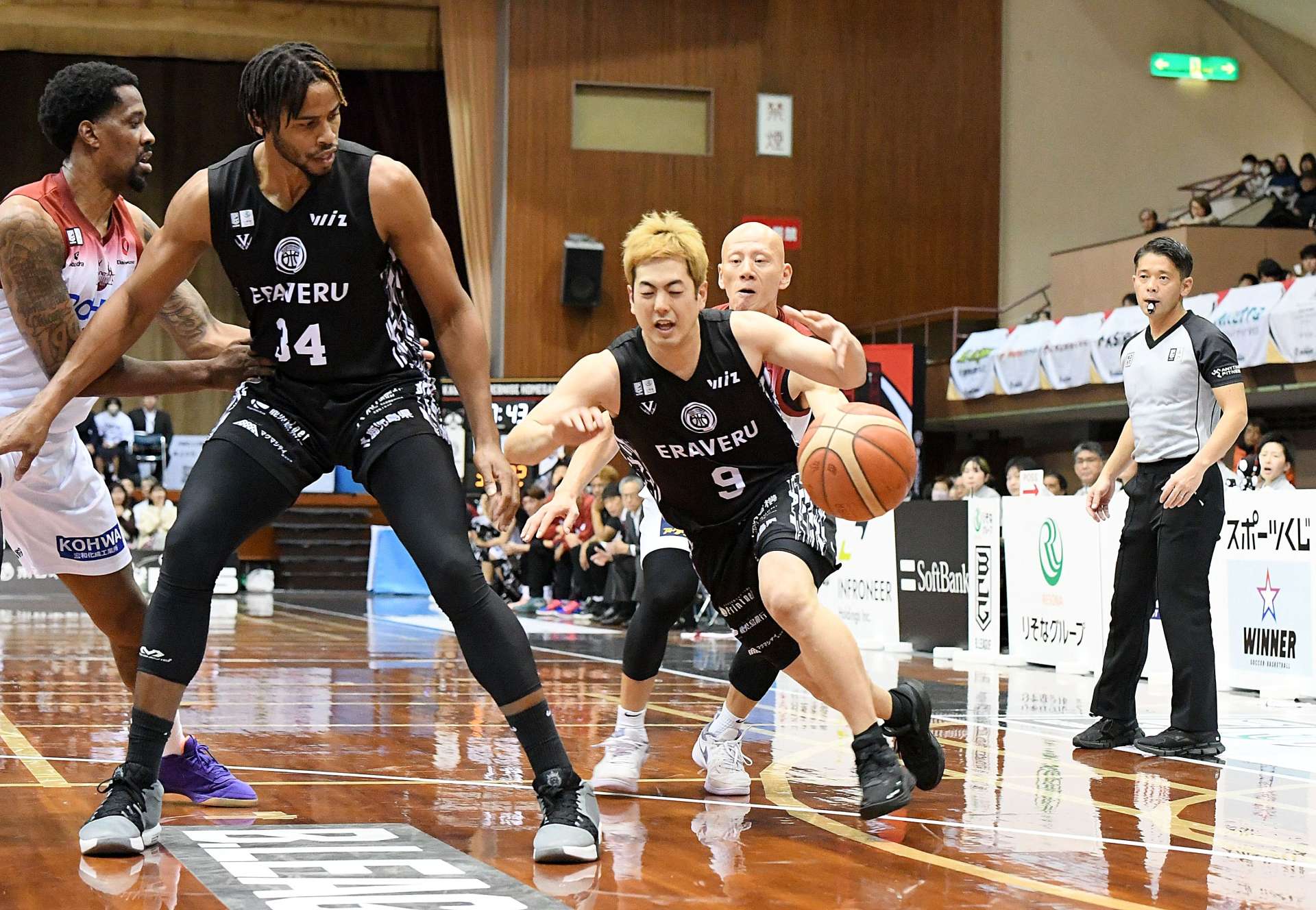 第２クオーター、ドリブルで攻め上がるレブナイズの藤本＝県体育館