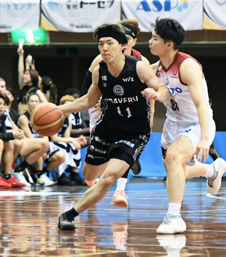 相手をかわしドリブルで攻め込むレブナイズの森田＝県体育館