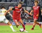 ホーム水戸戦で攻め上がる有田稜（３８）＝鹿児島市の白波スタジアム