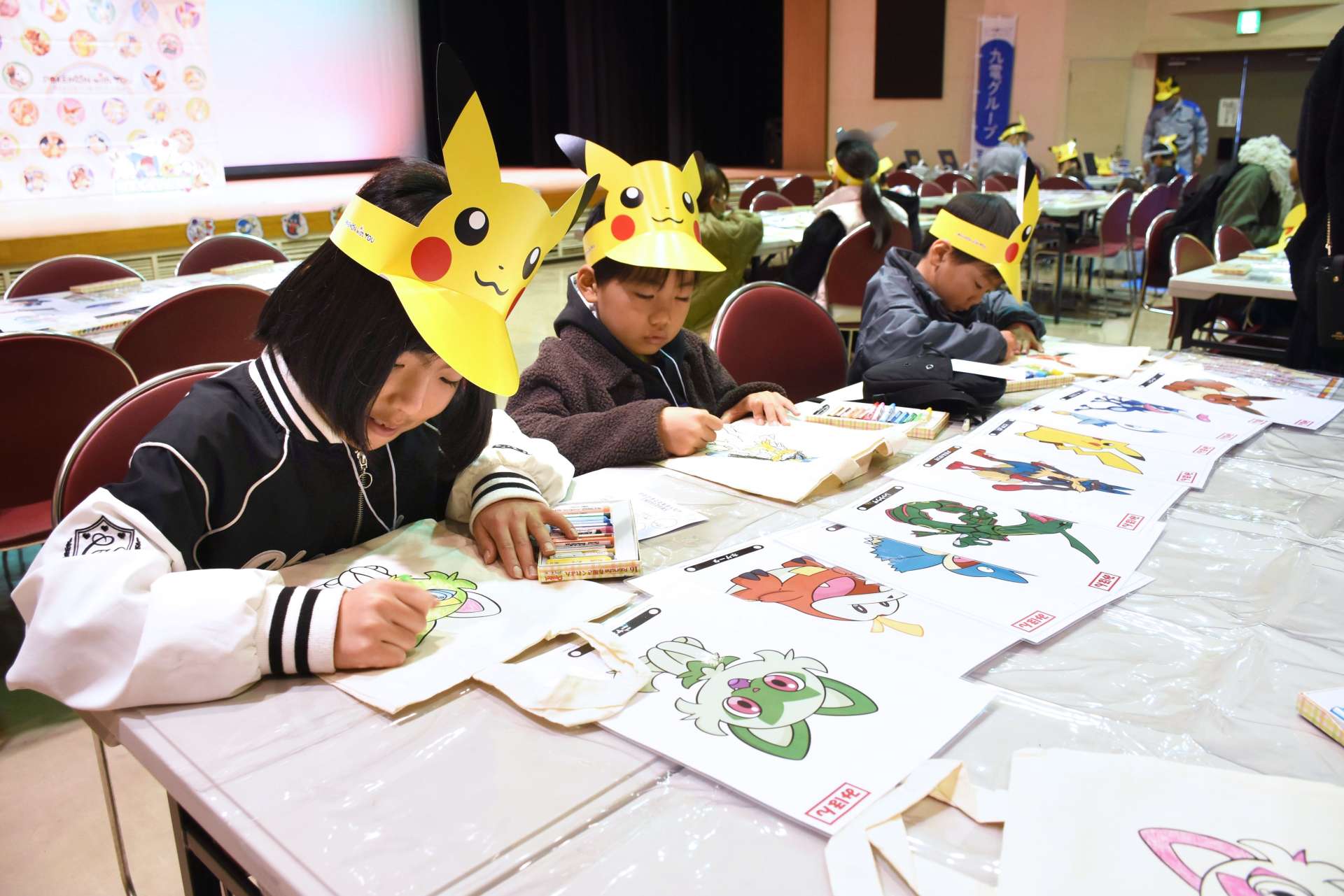 ポケモンエコバッグ作りに挑戦する子どもたち＝大崎町中央公民館
