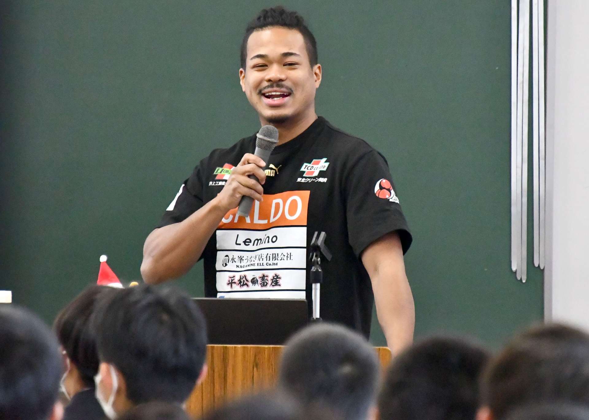 高校生に講演するボクシングパリ五輪日本代表の岡澤セオン＝鹿児島実高