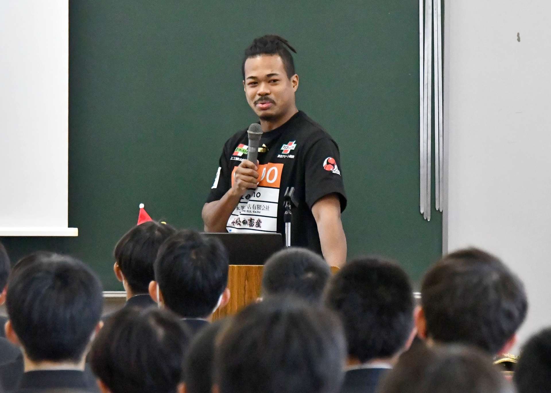 高校生に講演するボクシングパリ五輪日本代表の岡澤セオン＝鹿児島実高