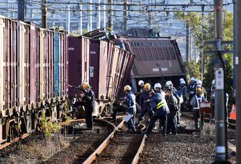 〈関連〉脱線した列車を調べる関係者＝１２日、薩摩川内市の川内駅