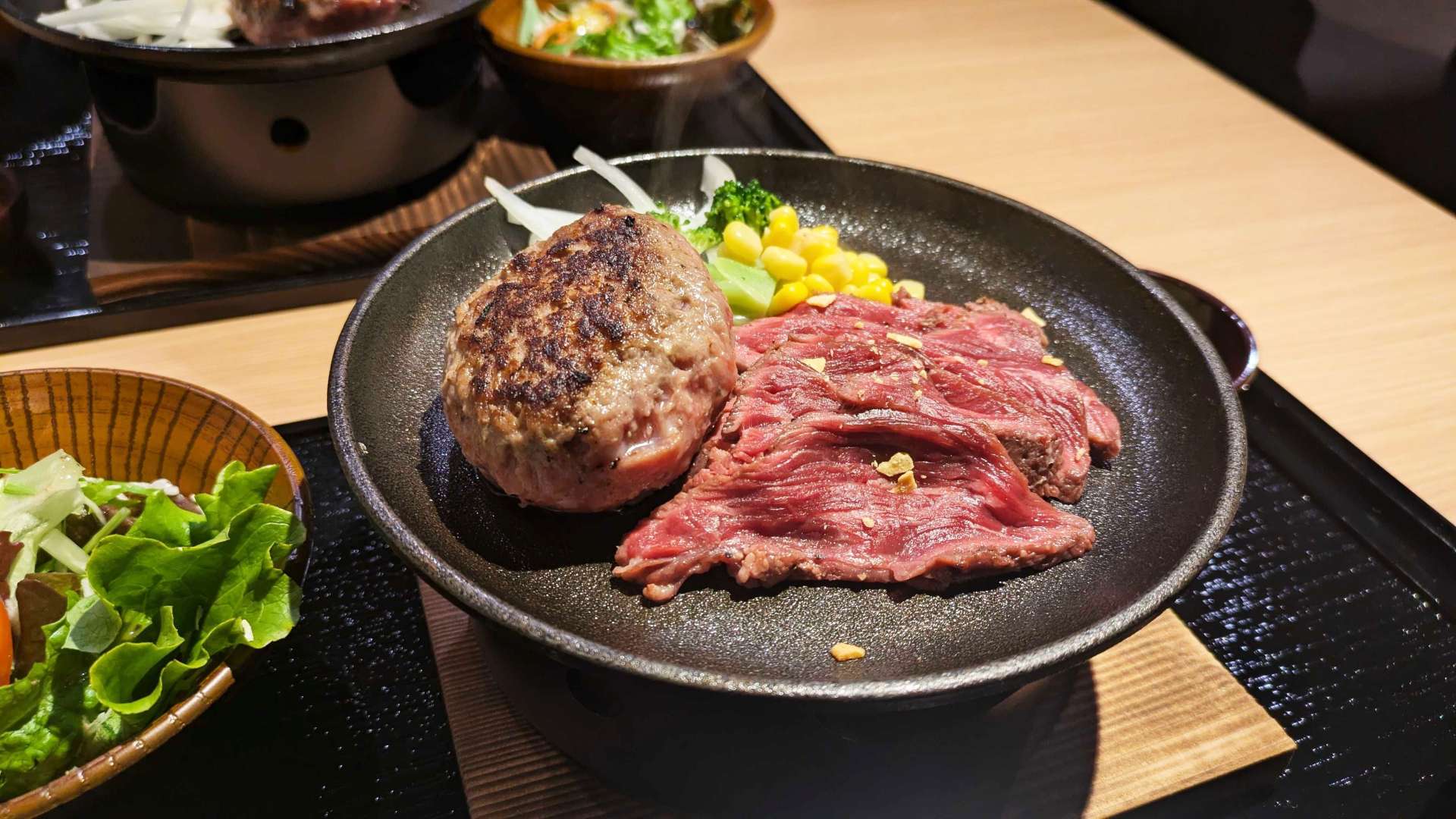 とろけるハンバーグと熟成ハラミステーキ御膳Ｓサイズ２３１０円