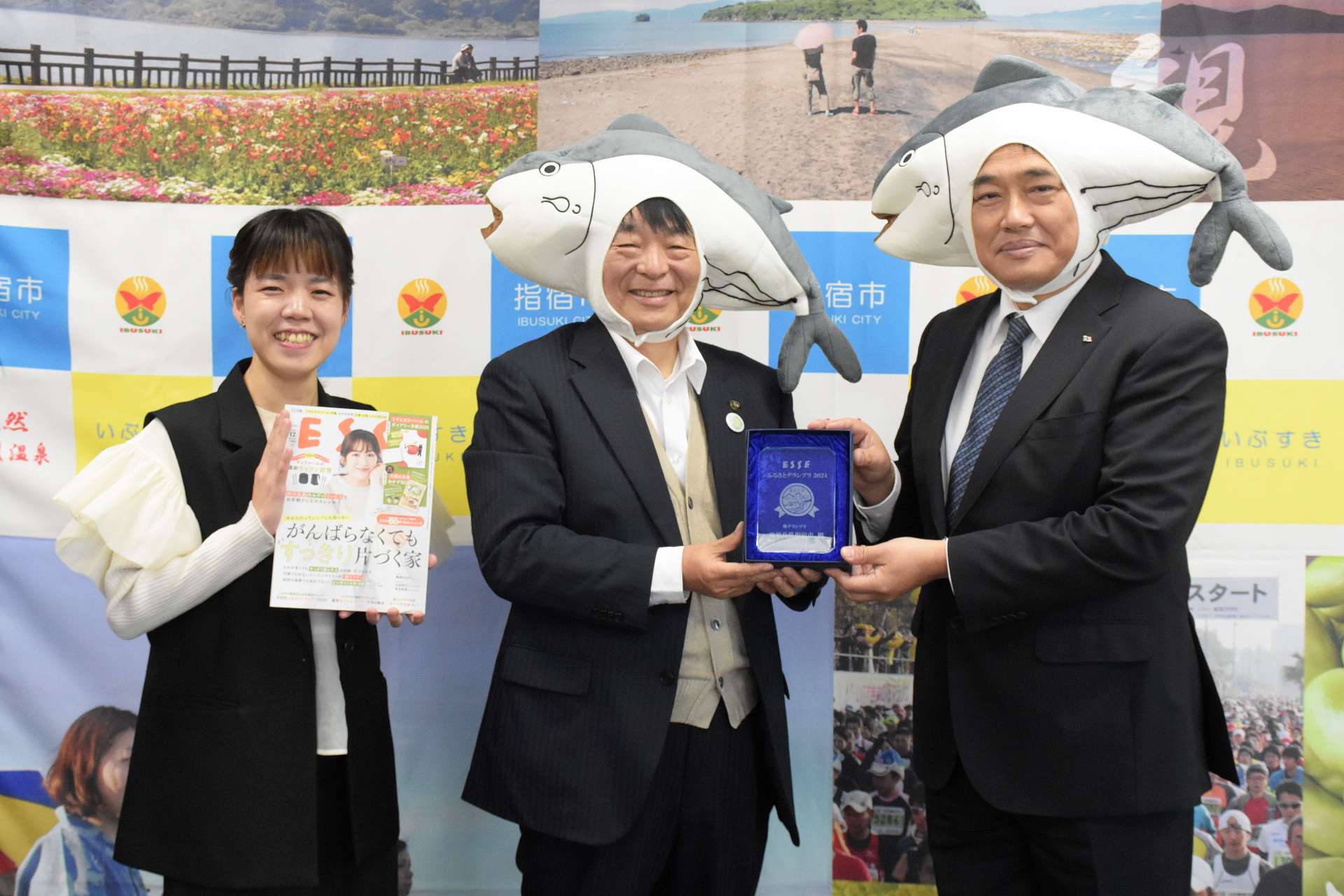 ふるさと納税の返礼品コンテストで準グランプリを受賞し、報告する指宿食品の佐田充弘社長（右）＝１８日、指宿市役所