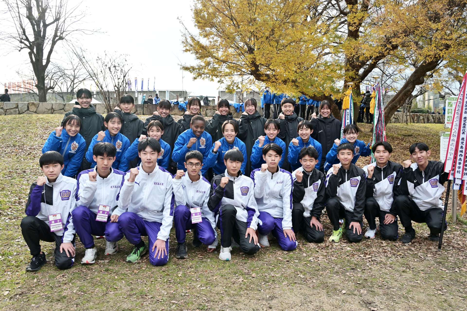 笑顔で健闘を誓う（手前から）男子の鹿児島工と女子の神村学園、鹿児島の選手たち＝たけびしスタジアム