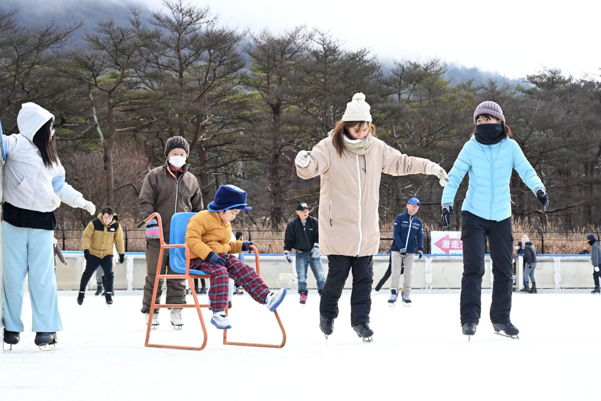 それぞれのペースで初滑りを楽しむ来場者＝２１日、えびの市のえびの高原屋外アイススケート場