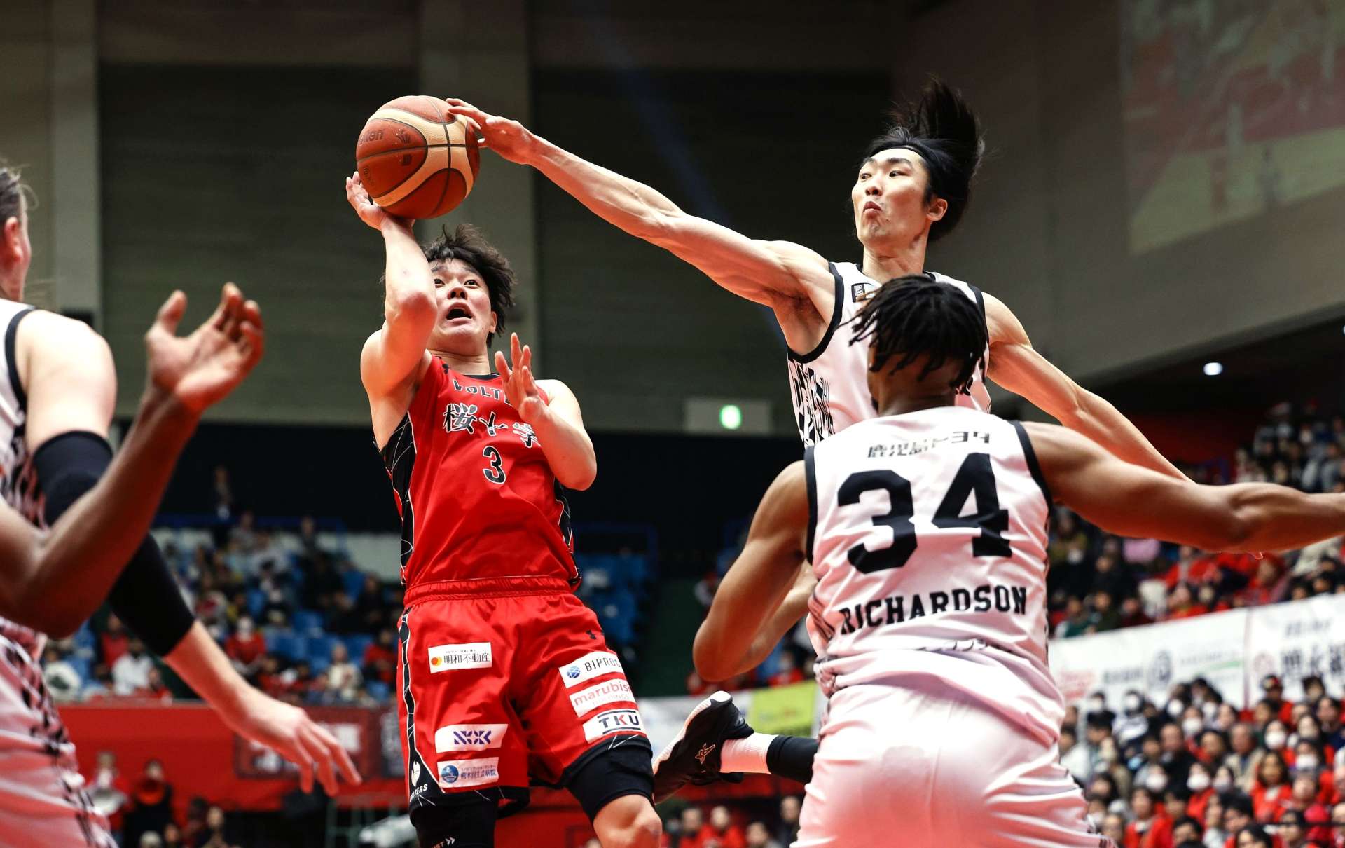 相手のシュートをブロックするレブナイズの藤田＝熊本県立総合体育館（©B.LEAGUE）