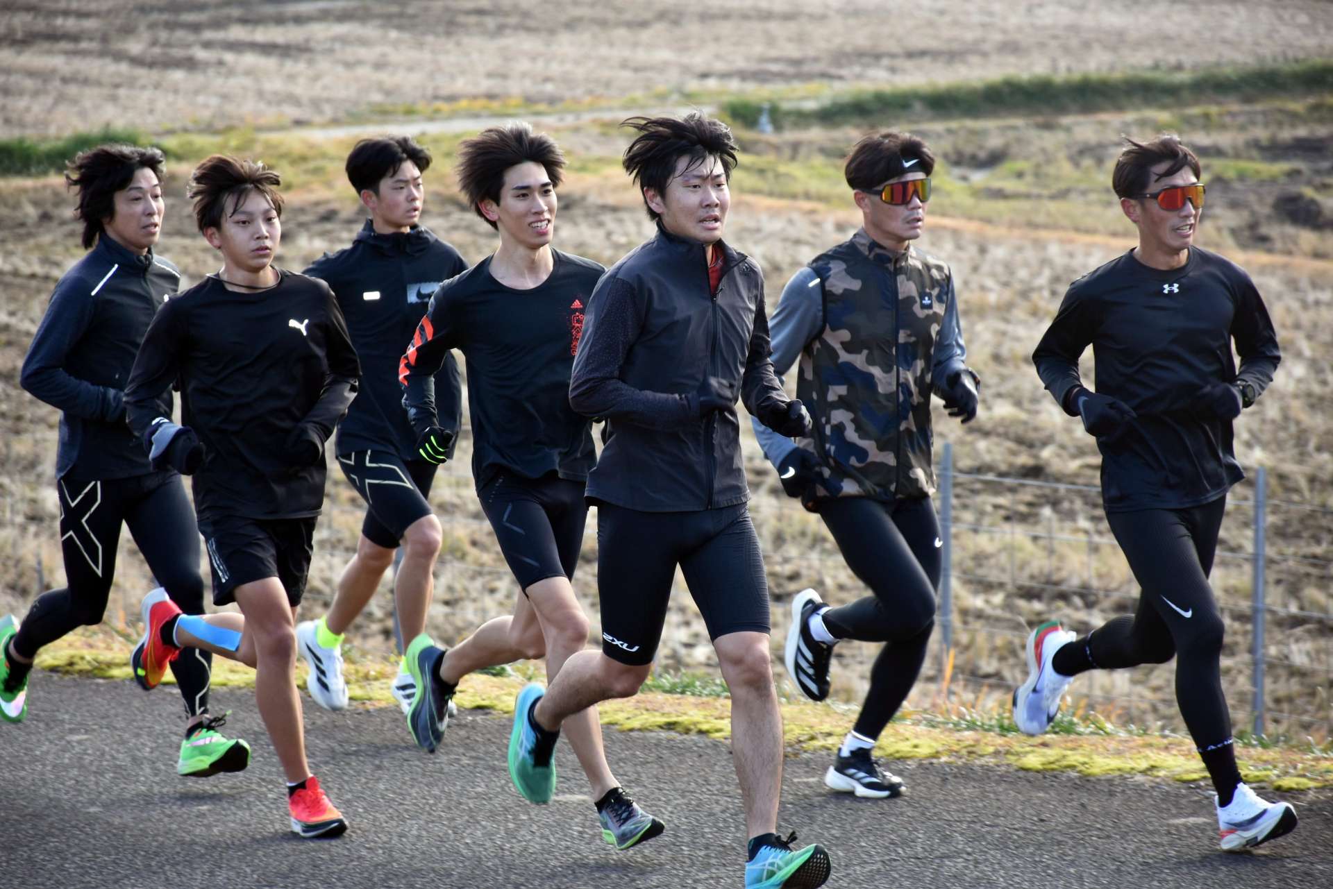 走り込む伊佐チームの選手ら＝２１日、伊佐市大口平出水