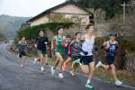 インターバル走に励む川薩チームの選手ら＝２１日、さつま町白男川