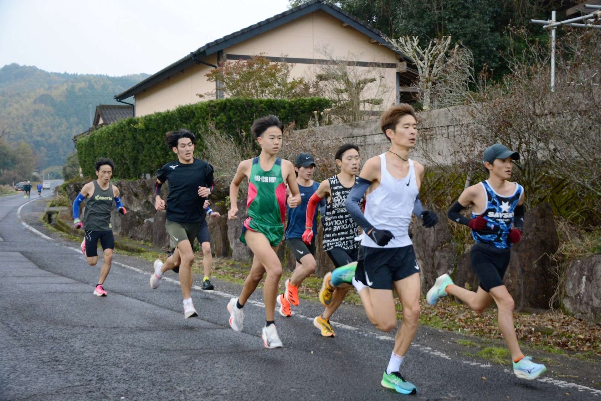インターバル走に励む川薩チームの選手ら＝２１日、さつま町白男川