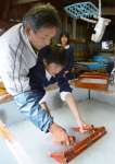 鶴田和紙作りに挑戦する鶴田小学校６年生＝さつま町神子