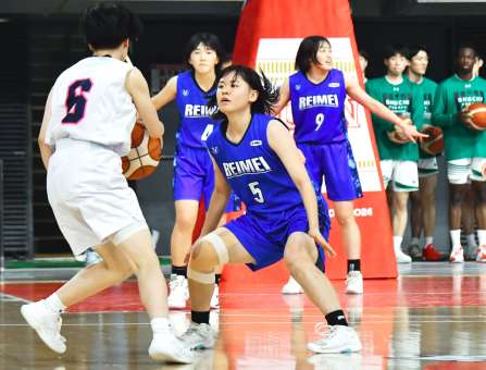 〈関連〉懸命の守備を見せるれいめいの浜田（５）ら＝東京体育館