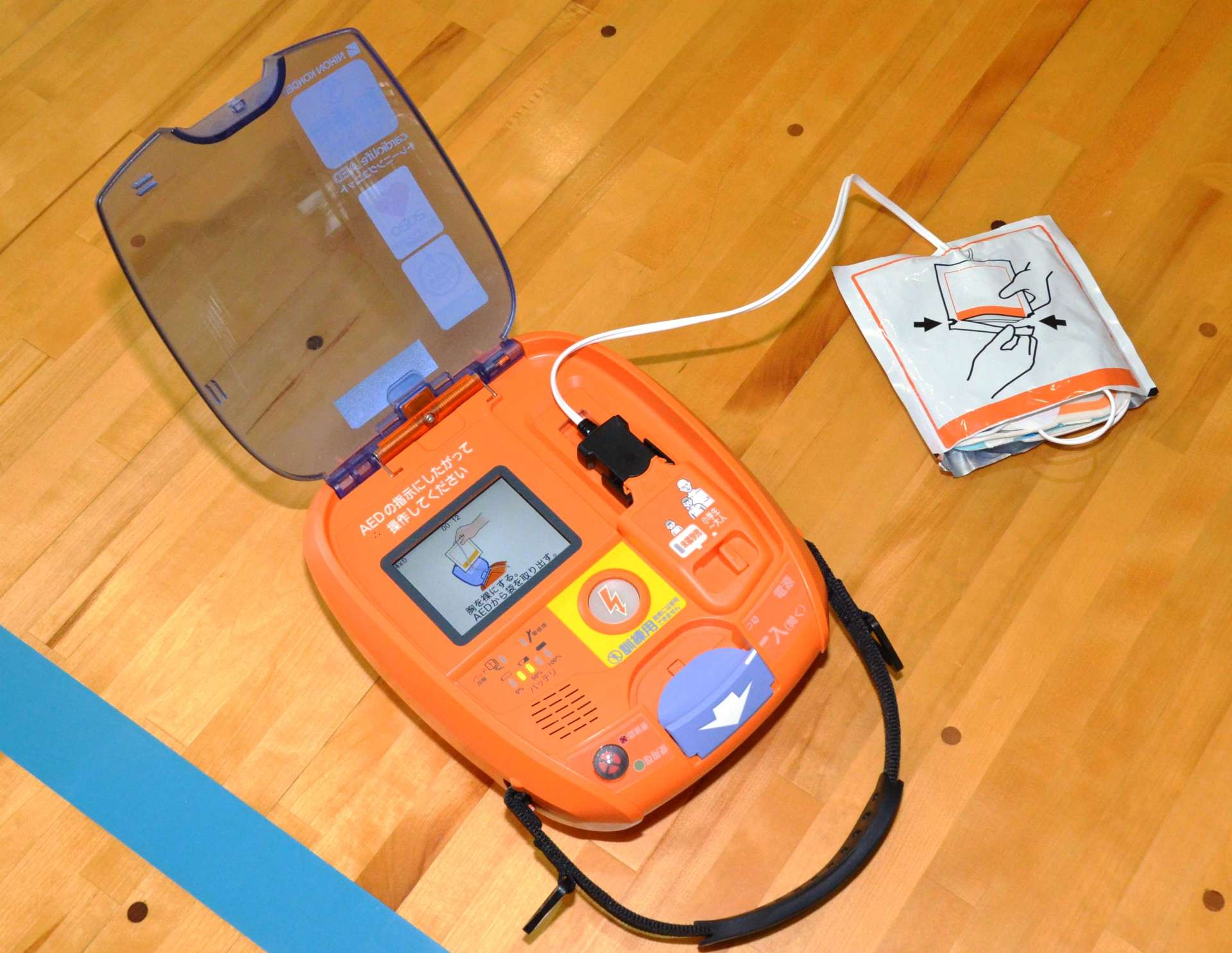 救命措置の順序を液晶画面に表示するＡＥＤ＝鹿児島市の鹿児島聾学校