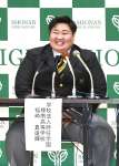大相撲の藤島部屋への入門を発表した樟南高３年の福崎真逢輝＝２３日、同校