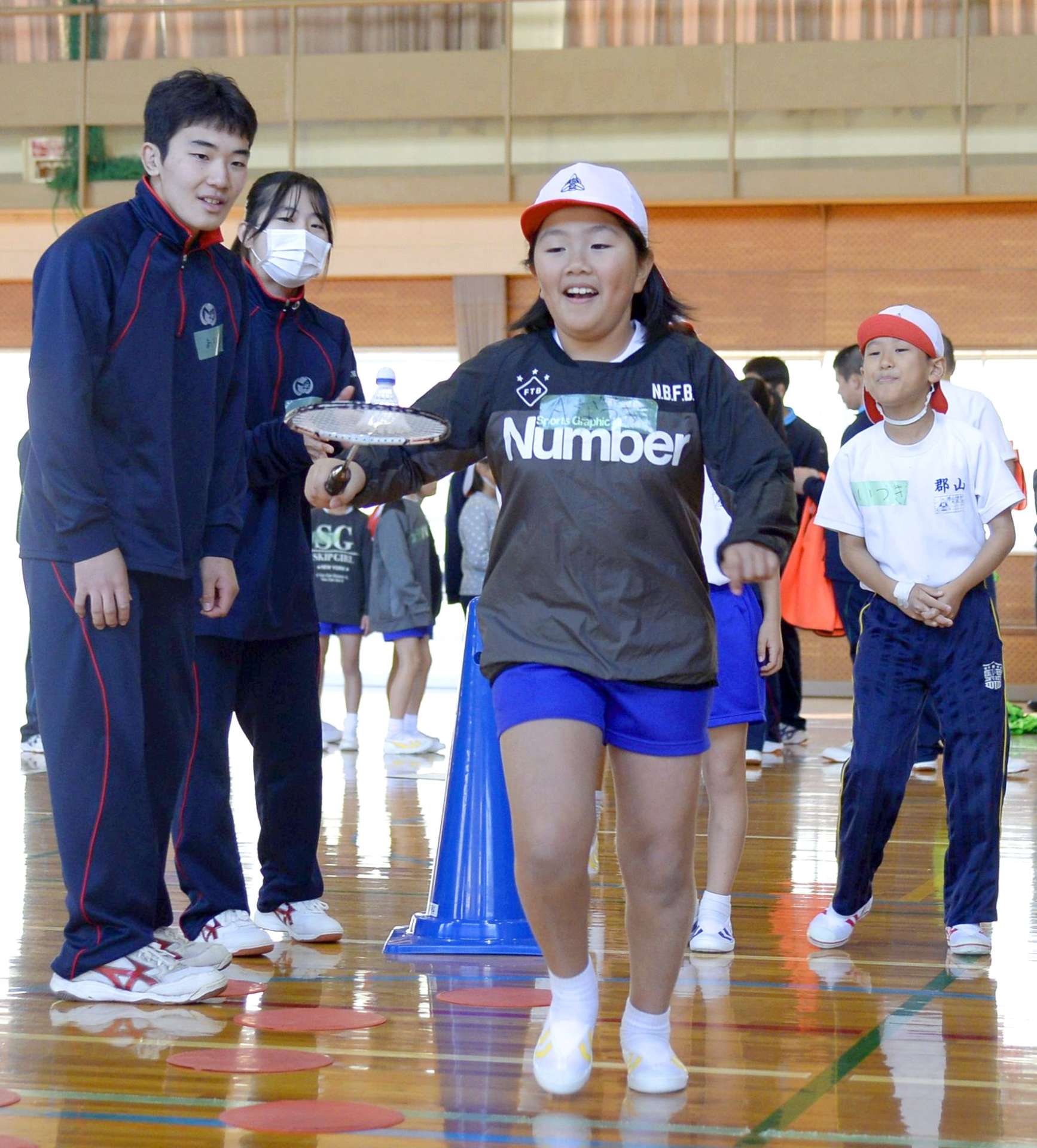 明桜館高校生が考案した運動をする児童ら＝鹿児島市の郡山小学校