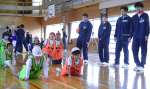明桜館高校生が考案した運動をする児童ら＝鹿児島市の郡山小学校