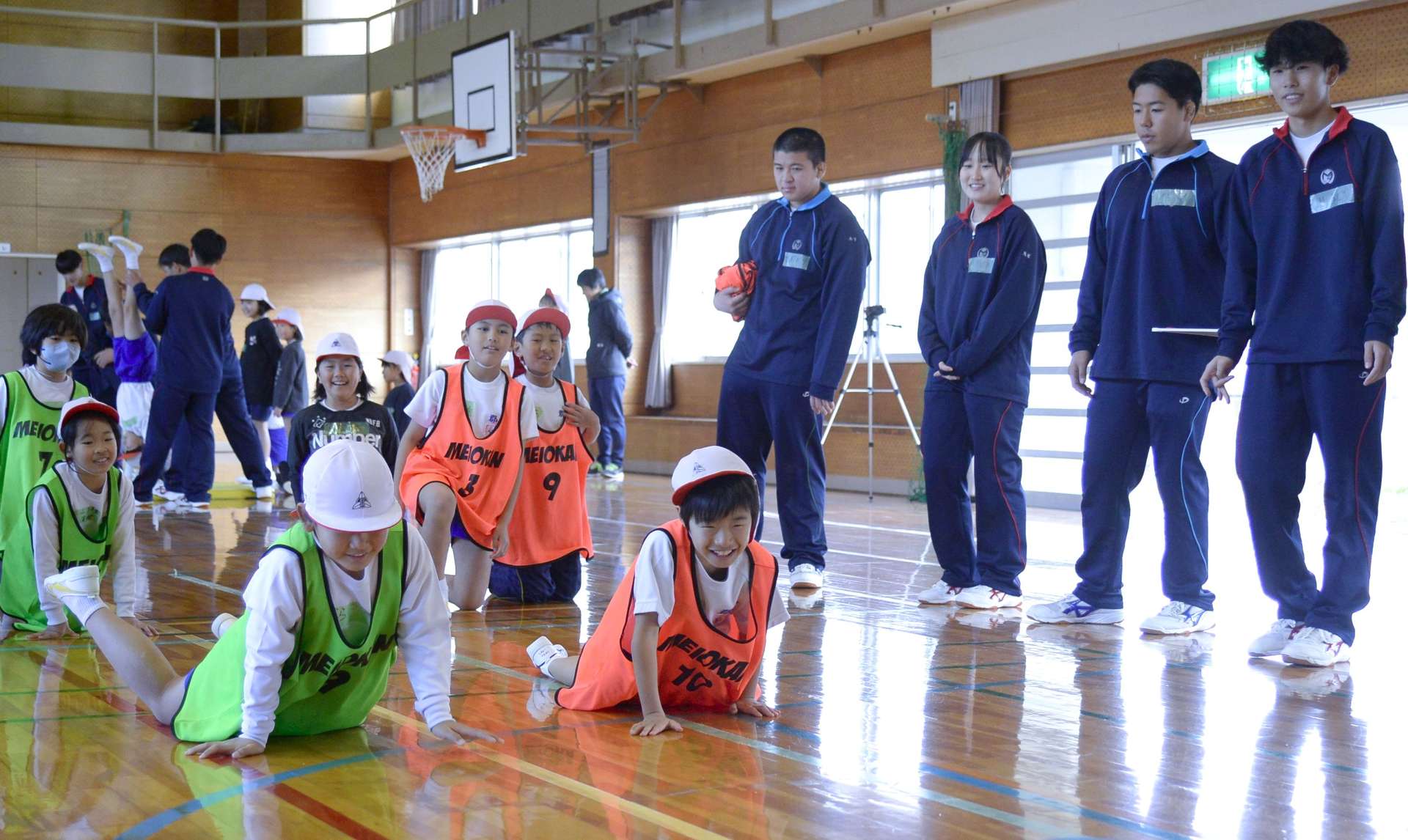 明桜館高校生が考案した運動をする児童ら＝鹿児島市の郡山小学校