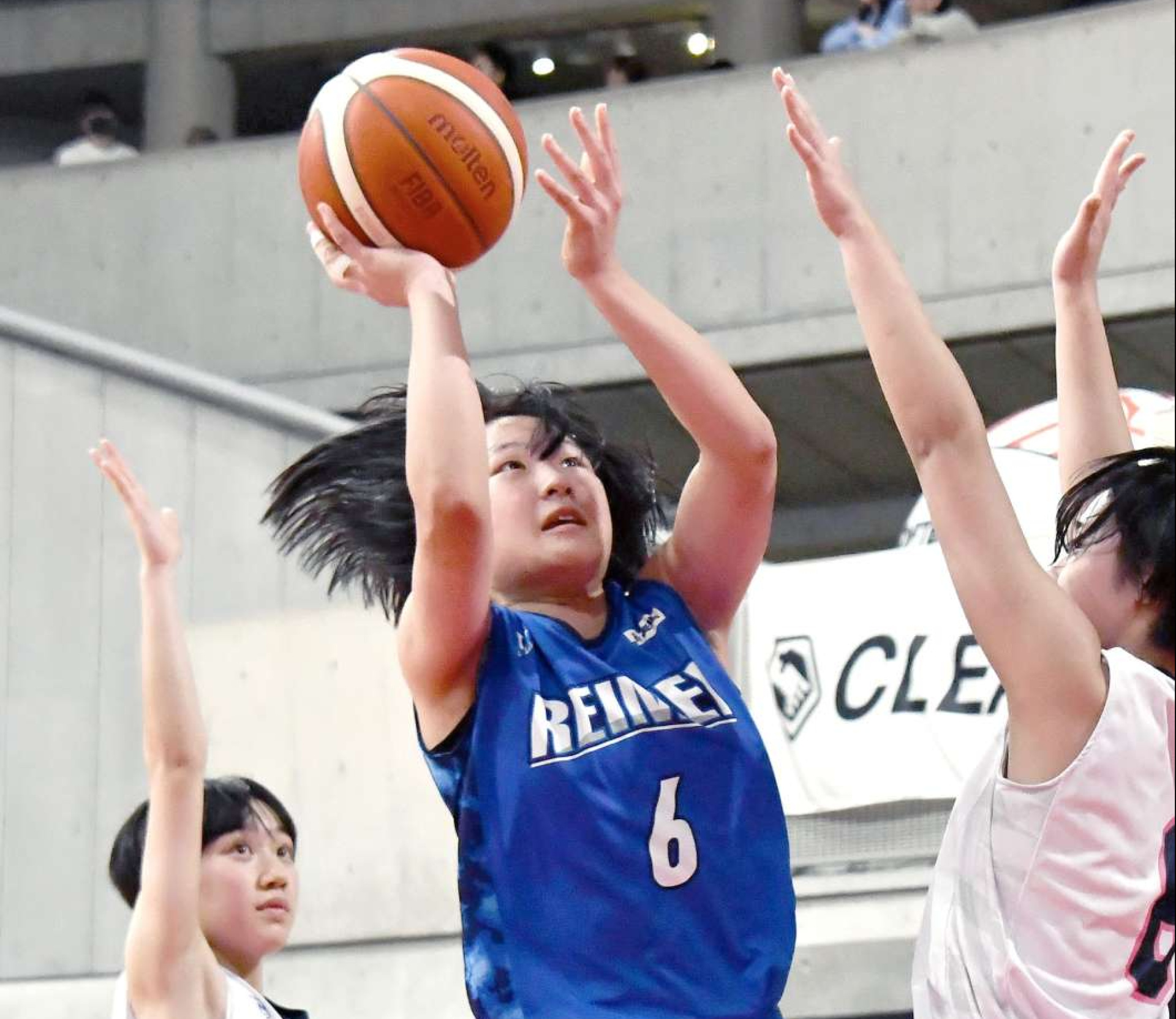 後半、シュートを狙うれいめいの松下（６）＝東京体育館