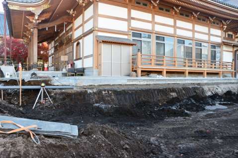 大量の焼けた瓦片が見つかった攝護寺本堂脇の納骨堂建て替え現場＝都城市牟田町