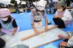 郷土料理「そまんずし」作りを体験する小学生＝２１日、枕崎市の別府地区公民館