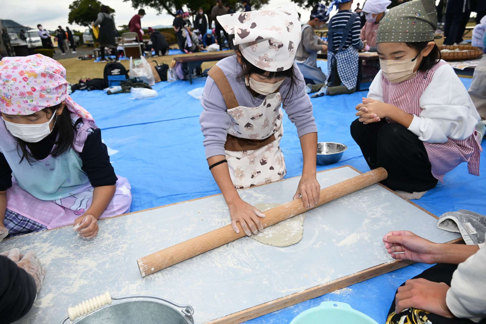 郷土料理「そまんずし」作りを体験する小学生＝２１日、枕崎市の別府地区公民館