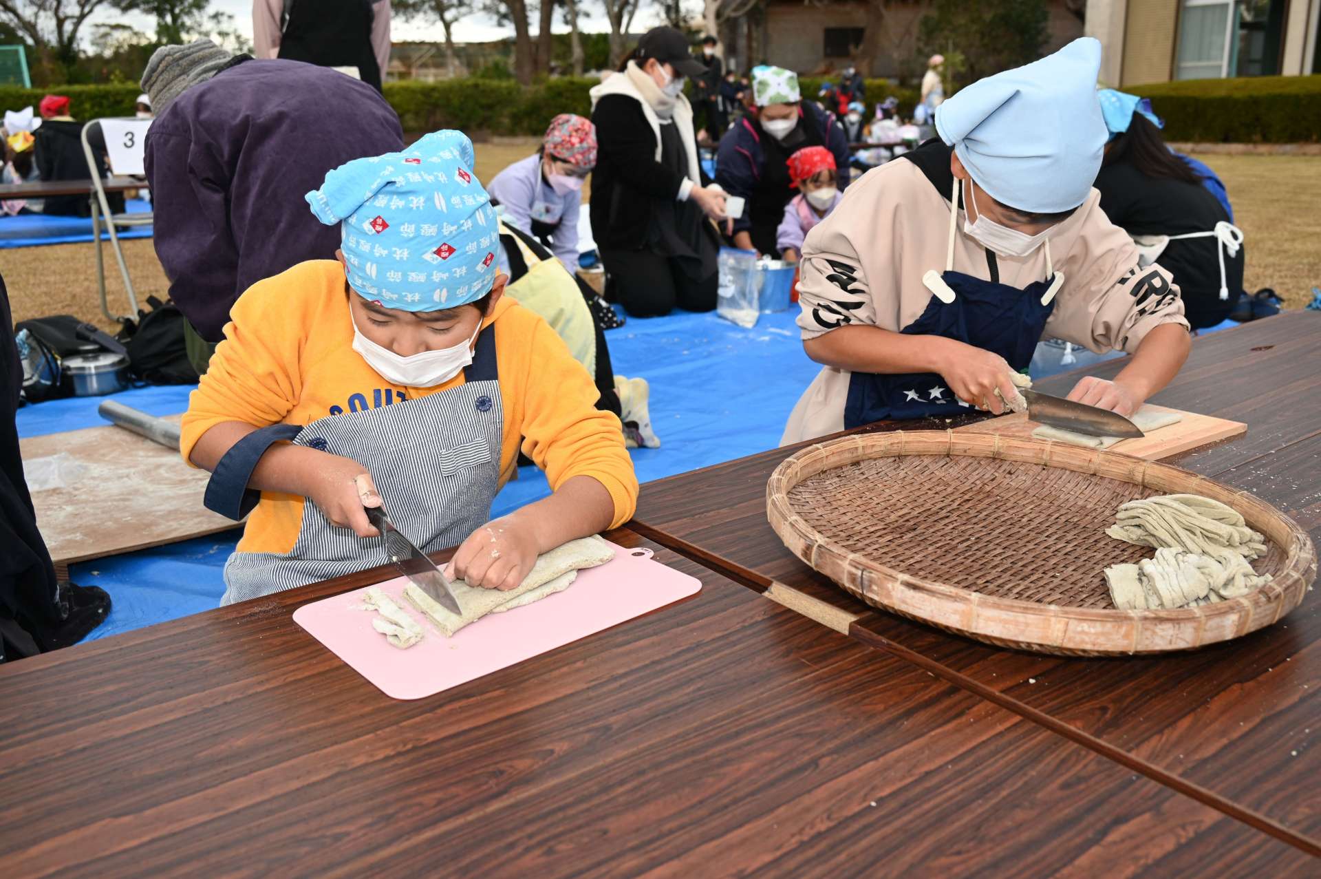 郷土料理「そまんずし」作りを体験する小学生＝２１日、枕崎市の別府地区公民館