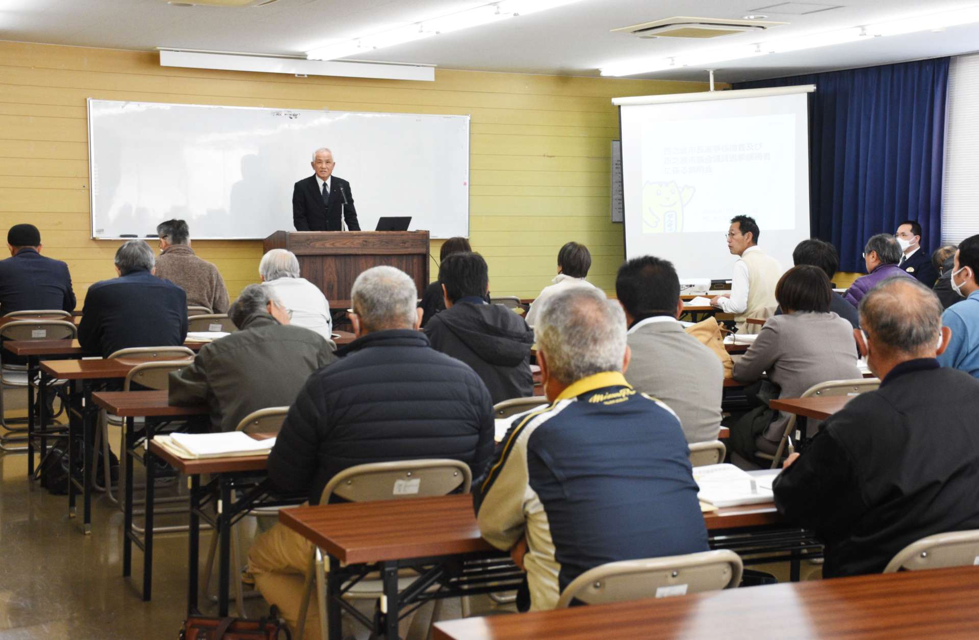 市長選７陣営、市議選１４陣営が集まった立候補予定者説明会＝２４日、西之表市民会館