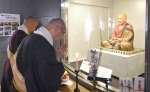 法要をあげる唐招提寺の岡本元興長老（右）と東大寺の橋村公英別当＝南さつま市の鑑真記念館
