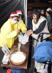 クリスマスイブに、指宿牛を使ったすき焼きを買い求める市民ら＝２４日、指宿市のＪＲ指宿駅前
