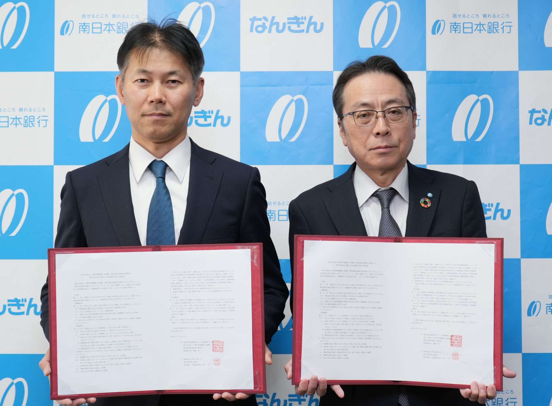 連携協定を結んだ南日本銀行の田中暁爾頭取（右）と工業所有権情報・研修館の石丸昌平知財活用支援センター長＝２５日、鹿児島市山下町の南日本銀行本社