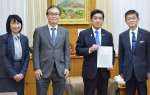 要望書を手渡した鹿児島県医師会の牧角寛郎会長（右）ら＝２５日、県庁
