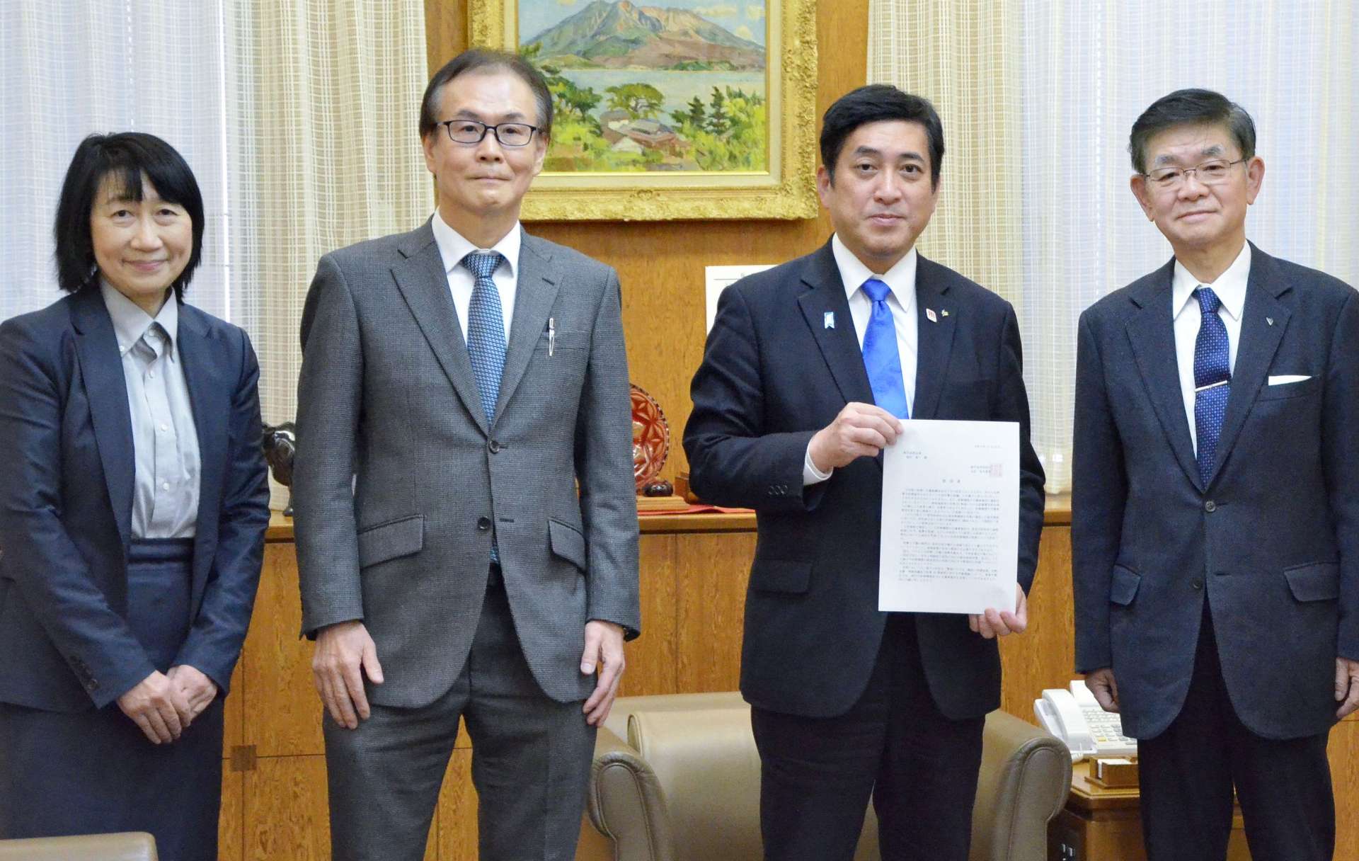 要望書を手渡した鹿児島県医師会の牧角寛郎会長（右）ら＝２５日、県庁