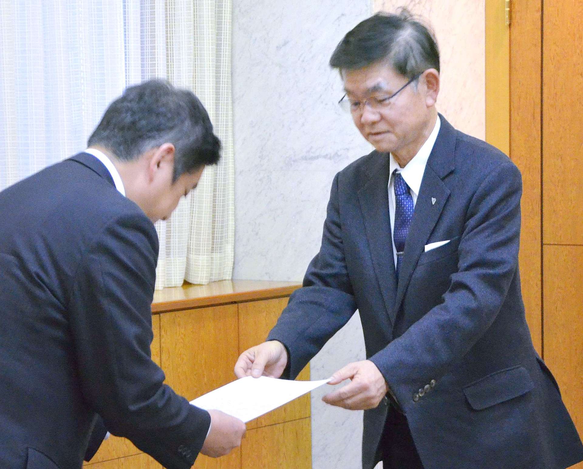 要望書を手渡す鹿児島県医師会の牧角寛郎会長（右）ら＝２５日、県庁